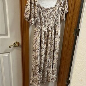 Chic Floral Midi Dress in Cream